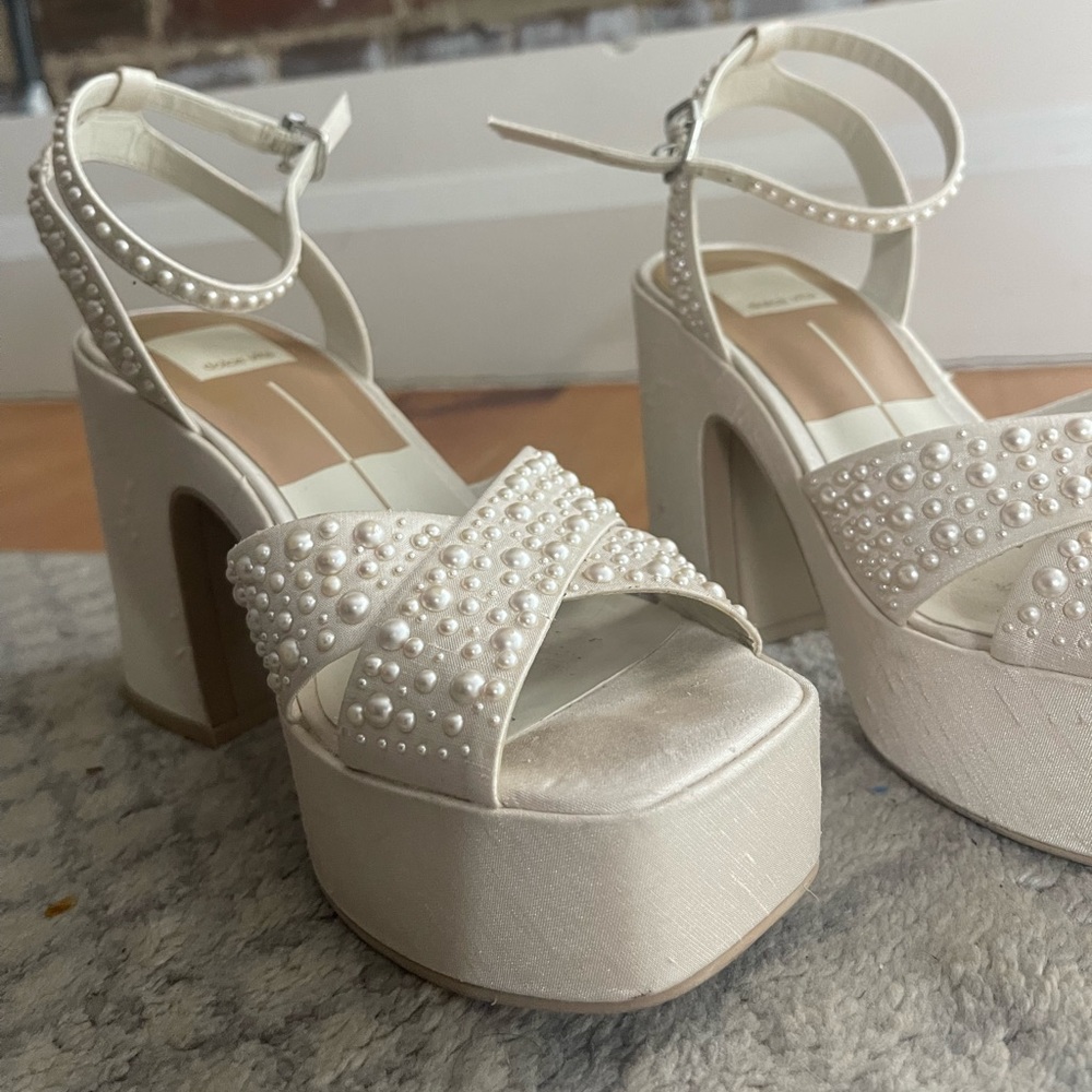 Wessi Pearl Sandal in Vanilla Pearls
- Dolce Vita